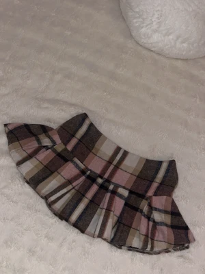 Rutig Vintage kortkjol  - Supersöt kortkjol med rutigt mönster i beige, brun, rosa och vitt. Köpt utomlands vet ej märke , Kjolen har inbyggda svarta shorts under för extra komfort 💓