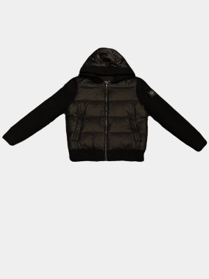 Svart cardigan jacka från Bvaldi strl L - Svart cardigan jacka från Bvaldi med quiltad front och huva. Jackan har dragkedja, två sidofickor och ribbade muddar. Ärmarna är stickade och har en patch på vänster arm. Perfekt för dig som vill ha en clean och modern look.