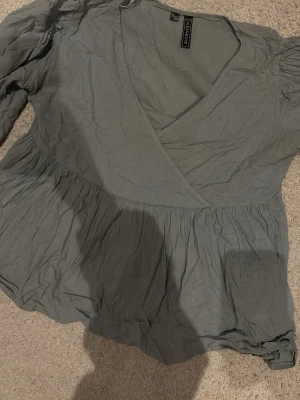 Ljus blå/grön blus - Blus från märket Rainbow i storlek 40 men passar S bra! 