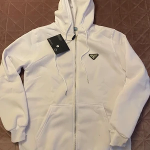 Vit Prada kofta med dragkedja o luva  - Helt ny och oanvänd jätte snygg o fräsc 