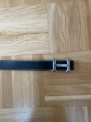 H bälte - Mycket bra skick, snabb frakt, priset är inte fast