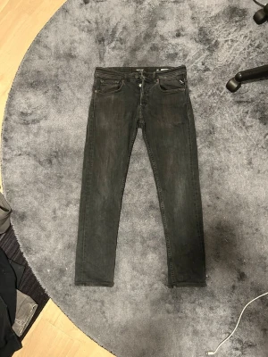 Svarta replay Grover jeans - Väldigt snygga och sköna jeans men har några hål men dom är ganska enkla att sy igen. Storleken är W30 L34