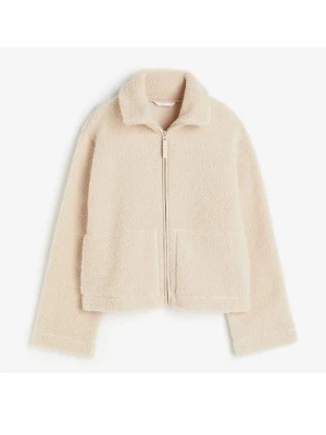 Beige teddyjacka med dragkedja - Mysig beige teddyjacka med hög krage och två stora fickor framtill. Jackan har rak passform, lång ärm och stängs med dragkedja. Perfekt för kyliga dagar när du vill vara både varm och stilren.