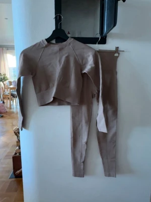 Beige träningsset från Soc - Jättesköna beiga träningstights i XXS, men otroligt stretchiga, passar XXS-S.  Beige långärmad och croppad träningstopp i XS/S. 🧘🏻‍♀️🌸 Båda oanvända. Säljs separat eller båda.  Tightsen separat: 350 kr (Nypris 500 kr) Toppen separat: 300 kr (Nypris 400 kr)