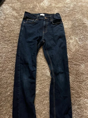 Grunt Jeans - Säljer ett par mörkblå jeans från Grunt med klassisk bakfick design. Passar perfekt på någon lite smalare och vid höjden 155-158 cm lång. Skriv genast vid andra frågor☺️