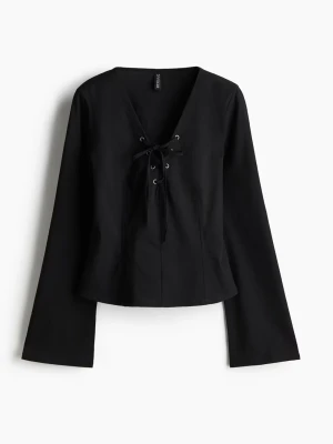 Svart långärmad topp med snörning - Säljer en svart långärmad topp från H&M snygg snörning framtill. 