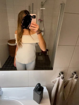 Offshoulder ribbad topp Stockh LM - Säljer en snygg offshoulder topp från Stockh LM Studio i beige. Toppen är ribbad och har en bred volangkant upptill som ger en trendig look. 