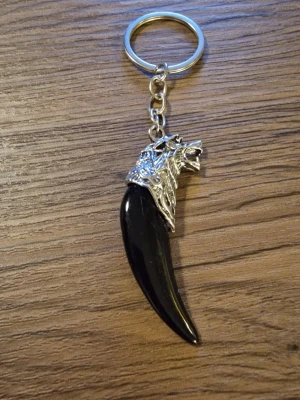 Nyckelring vargtand - Nyckelring män och kvinnor med varghuvudhänge. Bredd 3 cm. Längd 12 cm. Berlocken 6,4 cm.