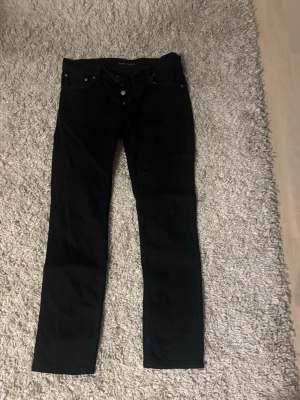 Nudie jeans - Snygga nudie jeans som är i bra skick, modellen är grim tim och färgen är dry everblack. Storleken är 30/30 och finns inga fel med jeansen. Skriv vid fler frågor!