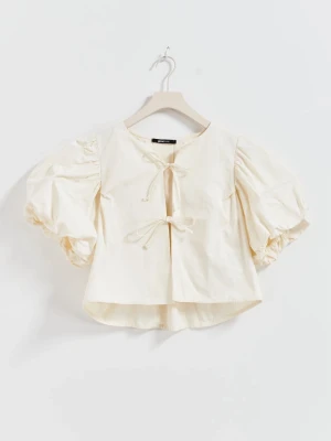 Krämvit blus med puffärmar och knyt - Superfin krämvit blus från Gina Tricot med korta puffärmar och två knyt framtill. Blusen är använd 1 gång💕