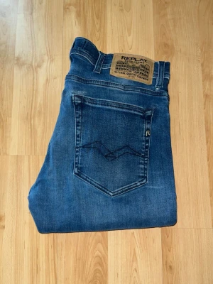 Replay jeans  - Blå Replay Jondrill jeans. Midja 38cm, längd 100cm. OBS jeansen har flertal defekter: Hål vid skrevet som sluts igen med trådar så länge det inte töjs ut. Hål längst upp vid ena öggland baktill. Samt hål vid bakfickorna som har sytts igen med lappar. OBS längdmåttet saknas, jag bedömer jeansen till L32 - MEN utgå efter måtten. JAG SKICKAR EJ FLER BILDER NÄR JAG BÄR JEANSEN! Storleksguide kolla måtten noggrant då jeansen alltid kan vara uppsydda heller krympta och jag ej tar emot returer:) 1,15