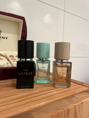 CAIA parfymtrio: La Nuit, Le Ciel, Le Soir - Tre stilrena Eau de Parfum från CAIA: La Nuit, Le Ciel och Le Soir. Perfekta för dig som vill variera din doft efter humör och tillfälle. ”Mini perfumes” 15mlx3. Säljer för att jag fick en större storlek i julklapp, så hinner tyvärr inte använda dessa minis! Den rosa påminner om ”Armani Si Fiori”.
