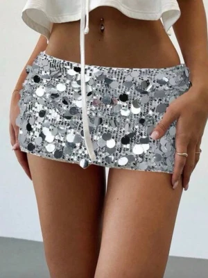 Silverglittrig minikjol med paljetter - Superkort minikjol i silver med stora, glittrande paljetter över hela tyget. Kjolen har en tajt passform och är perfekt för dig som vill sticka ut. Materialet är syntet och den har en riktigt festlig vibe med sin skimrande yta.