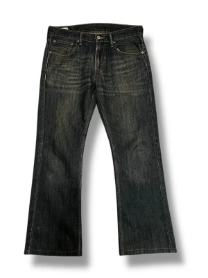 Levis 527 Bootcut vintage - Säljer ett par. Levis 527 Bootcut vintage, riktigt snygge. Storlek 32/32 men är uppsydda.   Mått: Midja - 42 cm Ytterbenslängd - 97 cm Benöppning - 22.5 cm   Skriv vid vidare funderingar.