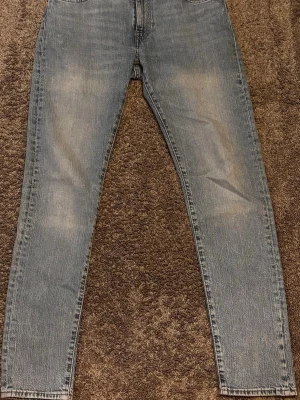 Levi's 512 ljusgrå skinny jeans W30 L32 - Säljer ett par Levi's 512 skinny jeans i ljusgrå tvätt. Klassisk femficksmodell med Levi's patch bak och röd logotagg. Jeansen har smal passform och raka ben, tillverkade i slitstarkt bomullsjeans. Perfekta för dig som gillar en clean och tidlös look.