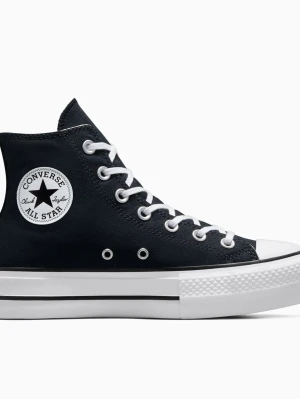 Svarta Converse platform - Klassiska svarta Converse Chuck Taylor All Star med vit sula och vita snören. Skorna har hög modell, rund tå och tydlig logga på sidan. Tillverkade i slitstark bomullscanvas med gummisula och metallöljetter för snörningen.
