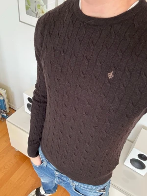 Brun kabelstickad Morris tröja  - Brun Kabelstickad Morris tröja i 100% merinoull | Storlek M men passar mer XS/S | Grymt skick | Ställ gärna frågor 🙌🏼