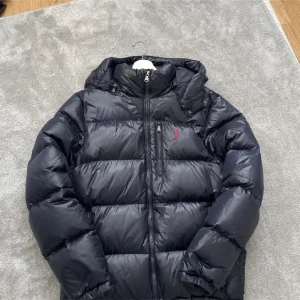 Ralph Lauren jacka  - Snygg svart dunjacka från Polo Ralph Lauren med huva och dragkedja framtill. Säljs nu pga för lite användning kom priv för fler bilder samt frågor!