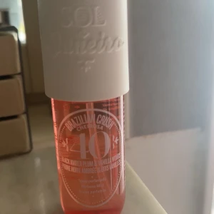 Sol de Janeiro 40 - Säljer då doften inte riktigt föll mig i smaken. Köpt på vinted därav är den lite använd🥰