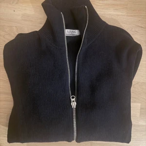 Marinblå zip tröja (Ljung) - Säljer min marinblå zip kofta från Ljung i storlek M . Tillverkad i ett mjukt, stickat material som passar perfekt för hösten och vintern. Är 10/10 i skick och kostar 1500 nypris. Hör av er vid minsta fundering och fler bilder.