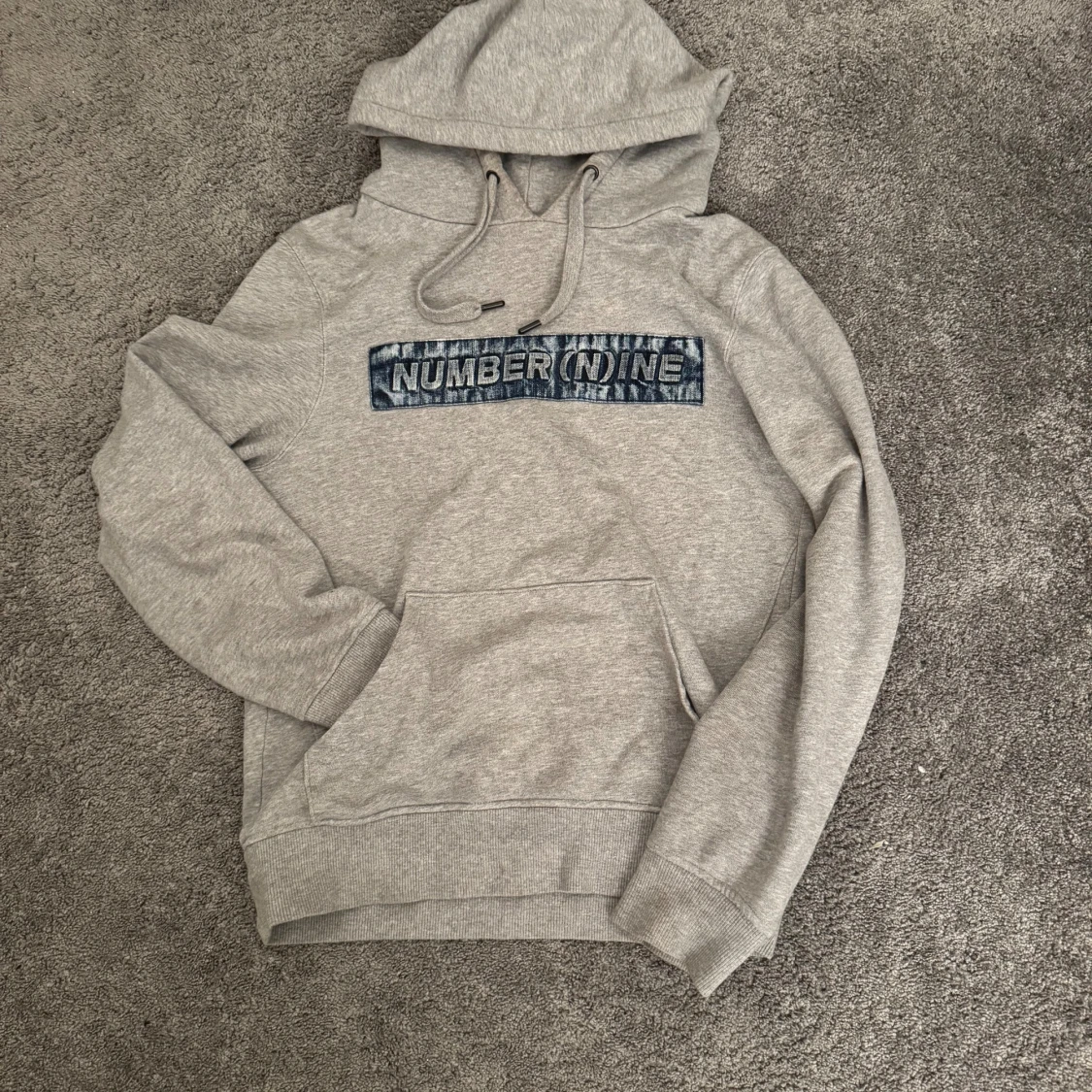 Grå hoodie från Number (N)ine 