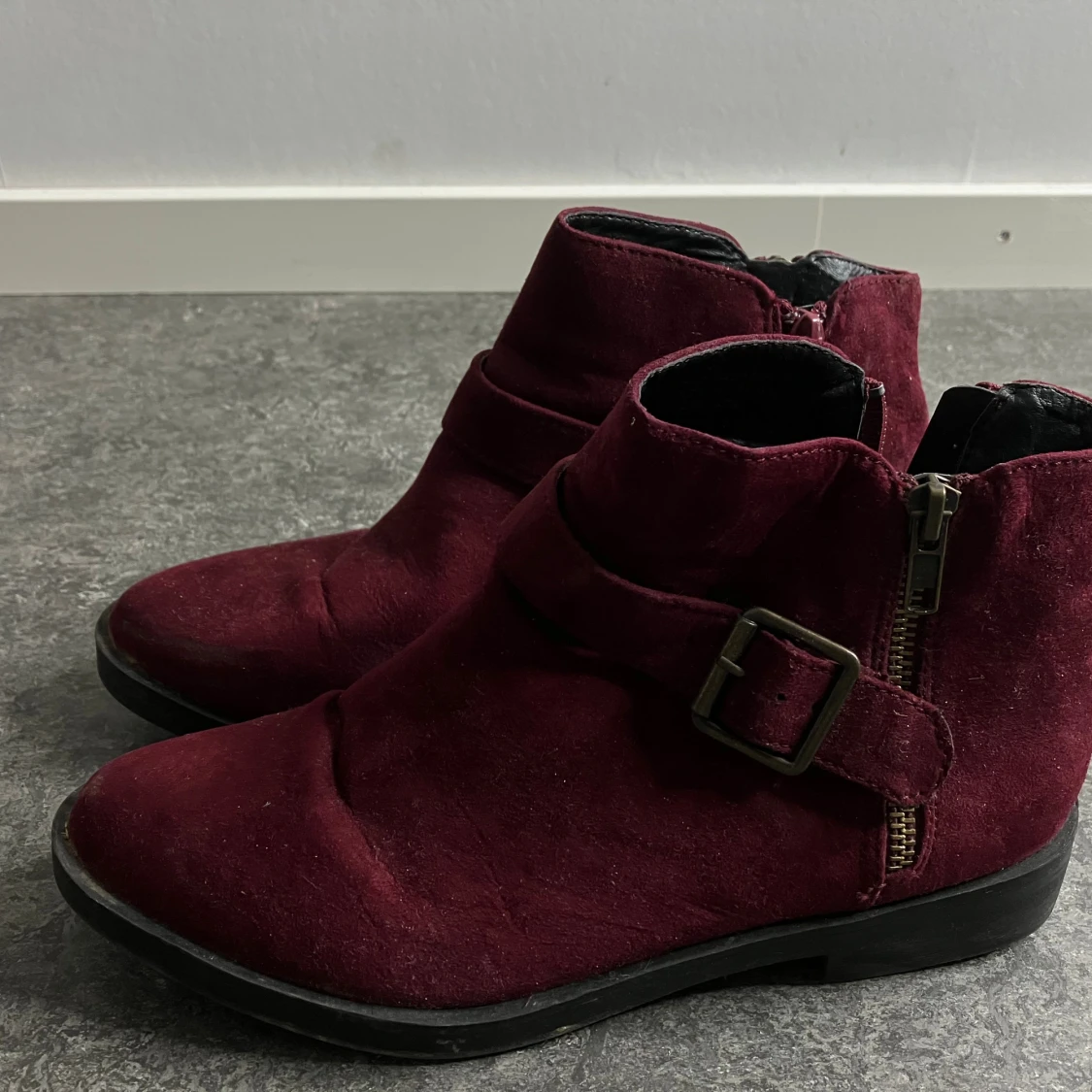 Vinröda mockaboots med spänne