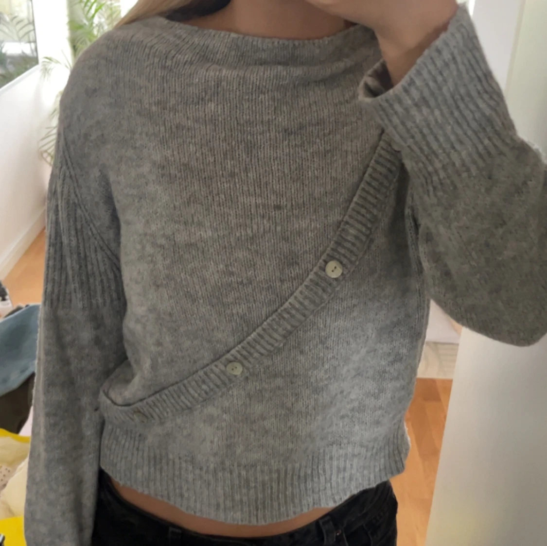 Grå stickad tröja med knappar - 1