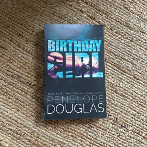 Birthday Girl - En populär roman av Penelope Douglas som är Perfekt för dig som gillar romantik och starka karaktärer. Upptäck en berättelse som engagerar från första sidan!