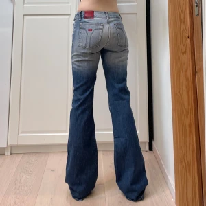 Lågmidjade bootcut jeans  - Vintage med cool knäppning❤️ Midja 37x2 cm (parallella midjor), gren 21 cm, innerben 85 cm och benslut 22x2 cm. Märkta storlek W28/L34 vilket motsvarar en s/m enligt Google men dessa sitter absolut mindre, mer som en XS, då jag själv är xs-s o 170 o de funkar men är åt det tajta hållet. Det är måtten som gäller om man köper!!!