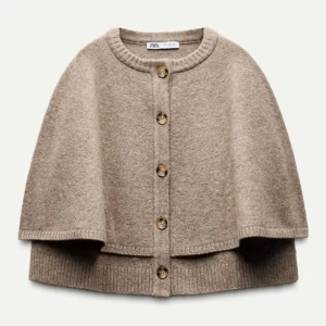 Beige kofta från Zara - Säljer en beige kofta från Zara med knappar framtill. 