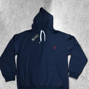 Ralph Lauren Hoodie - Varm o go ralph lauren hoodie, helt oanvänd. Marinblå, storlek L. Prislappen följer med
