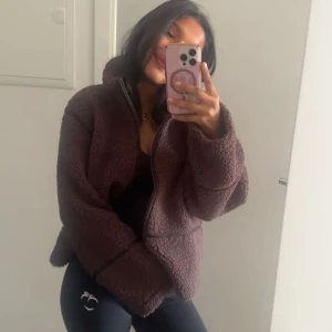 Brun teddyjacka med dragkedja - Mysig brun teddyjacka🤎