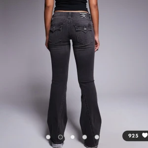 INSYDDA ljussvarta lowrise bootcut jeans från True Religion - De är insydda så L30 och W25