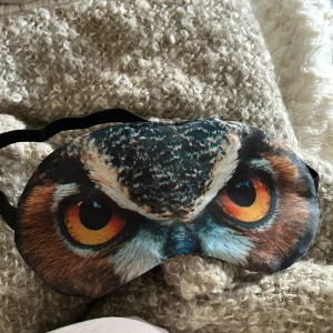 Sovmask med uggletryck - Aldrig använd men super gullig sovmask💘