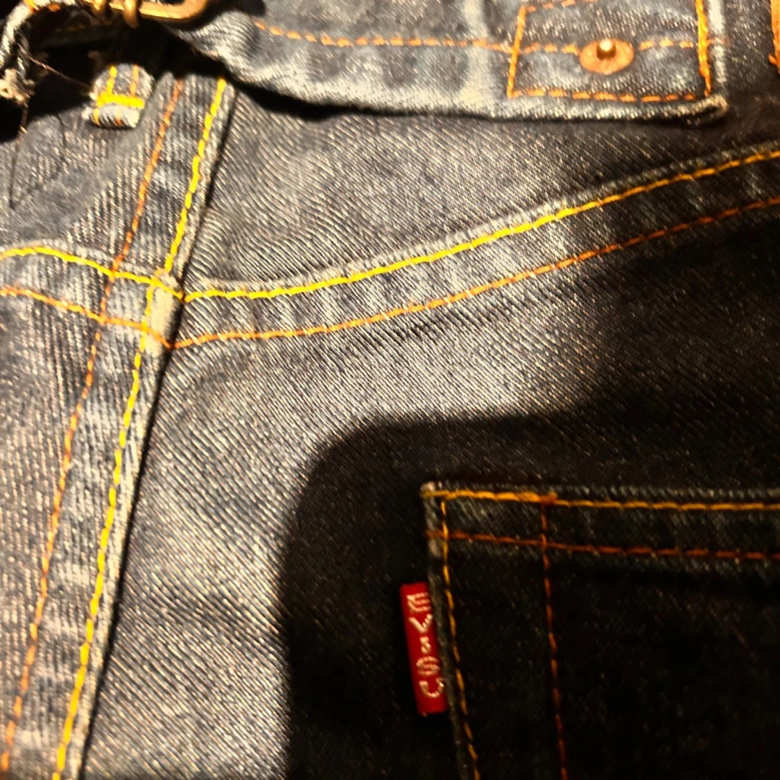 Evisu jeans med gul målad båge, stl 34 - 2