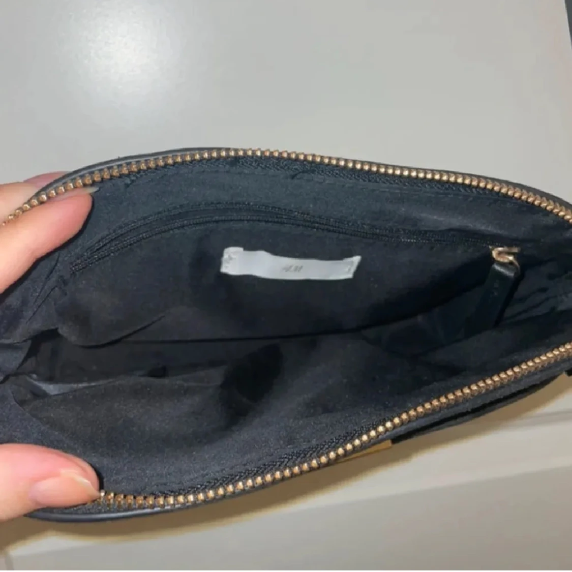 Axelremsväska med guld detaljer  - 1