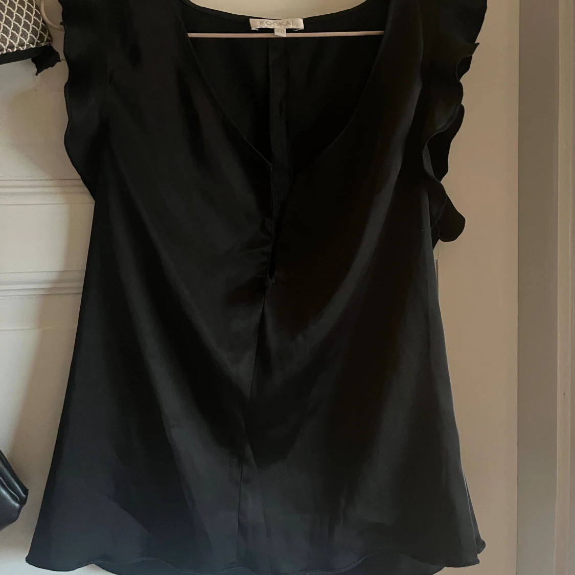 Svart blus i satin från Kookai