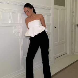 Svarta kostymbyxor med raka ben - Snygga svarta kostymbyxor som är low waist och i st 38 dem har inga defekter vad jag kan se. Kontakta om du vill ha fler bilder eller har några frågor 