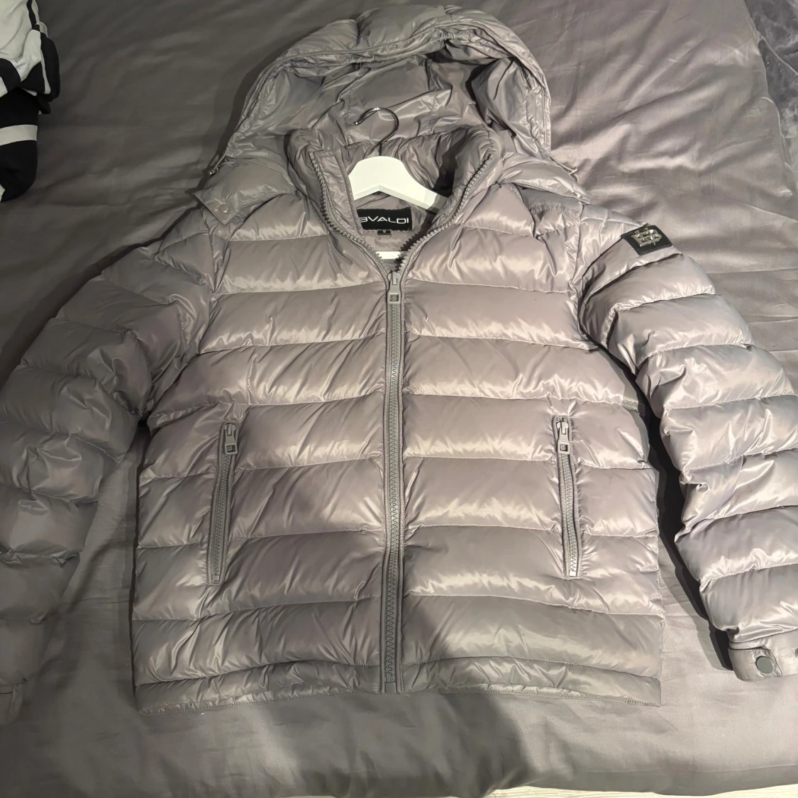 Silver pufferjacka från BVALDI