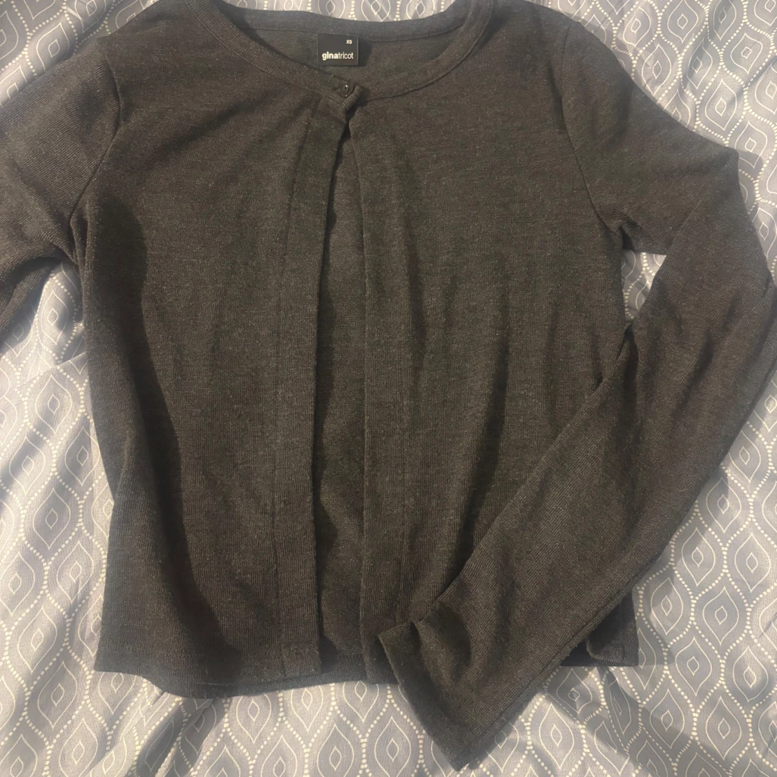 Mörkgrå kofta från Gina Tricot