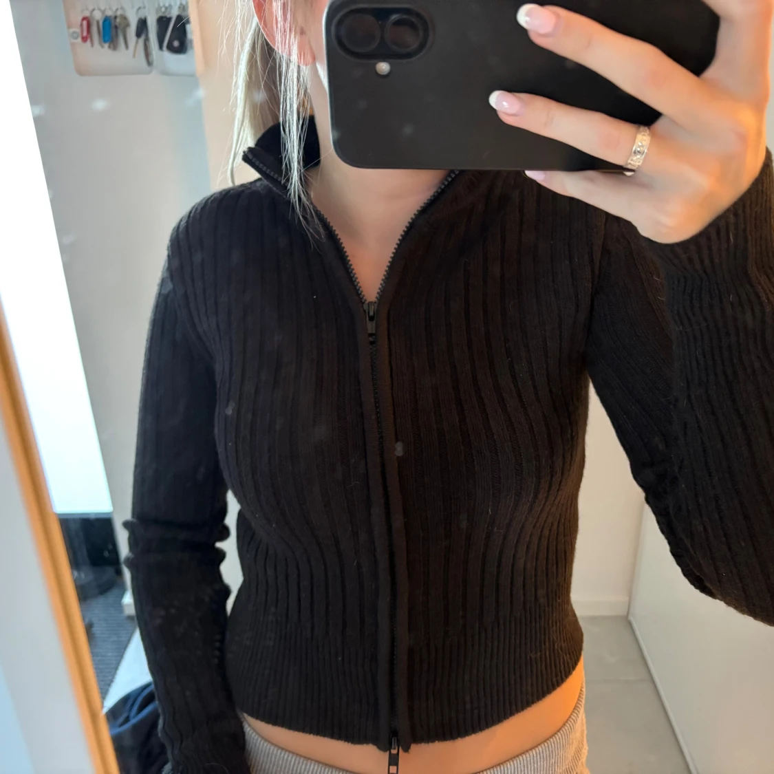 Svart ribbad kofta med dragkedja