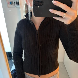 Svart ribbad kofta med dragkedja - Kofta från hm i storlek xs 