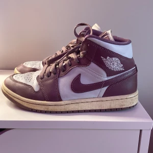 Air Jordan 1 Mid skor - Köpta på Zalando för nästan två år sedan. Är använda kanske 15 gånger. Kostade ungefär 1300kr. Pris kan diskuteras!💗