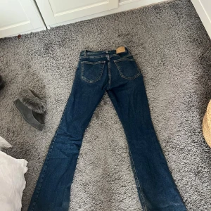 Blå bootcut jeans - Blåa bootcut jeans från Gina. Välanvända men bra skick