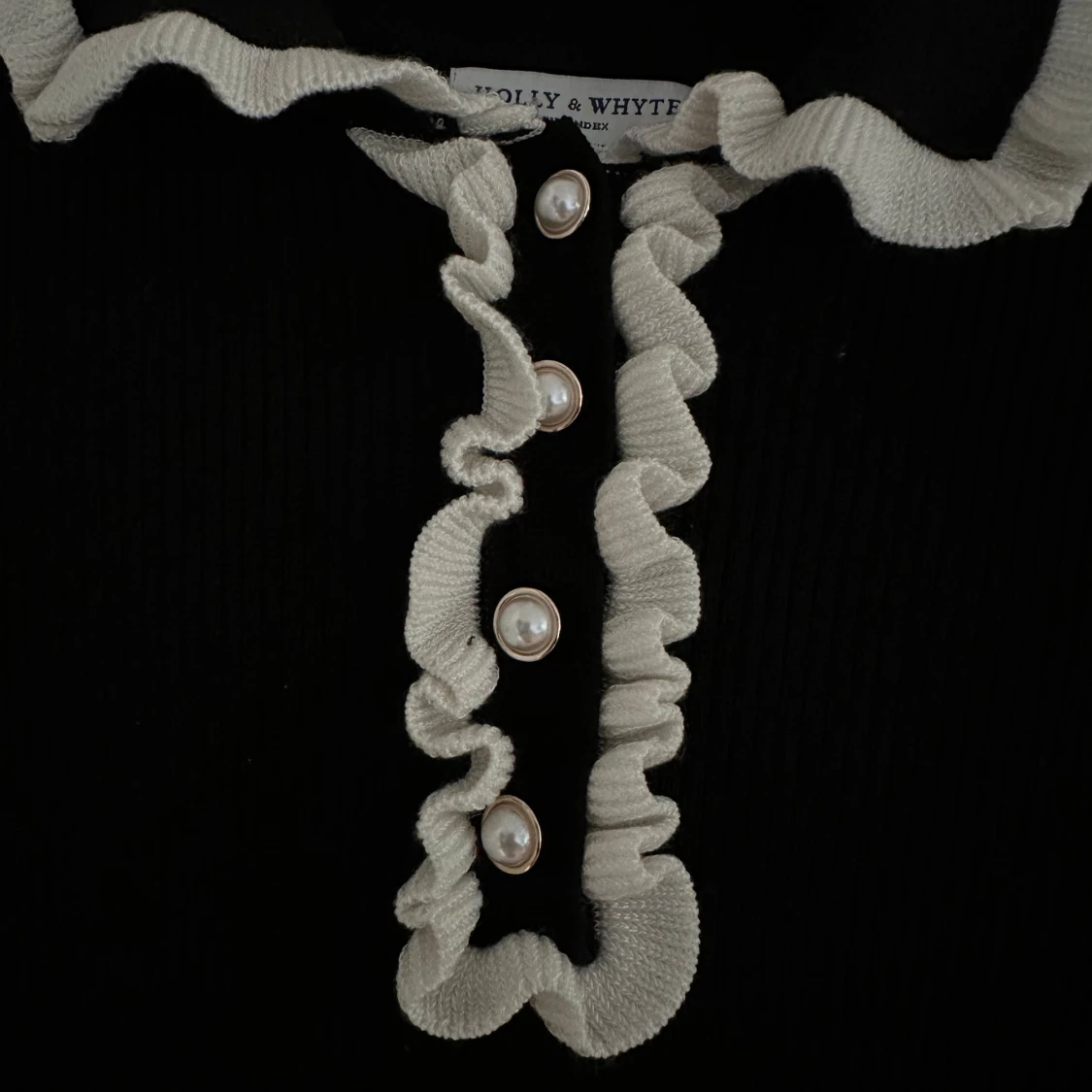 Svart pikétröja med volang - 2