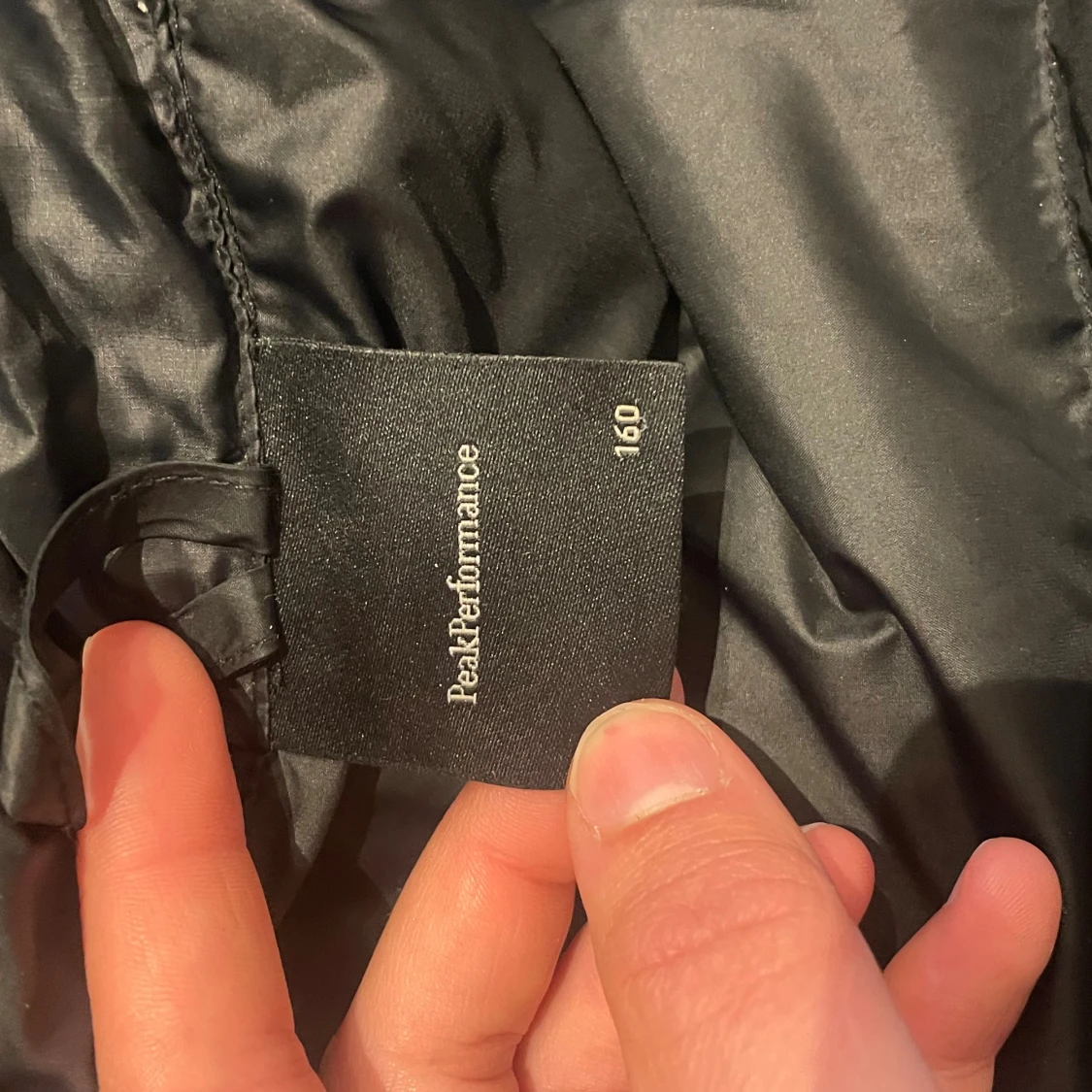 Svart dunjacka Peak Performance 160 - 3