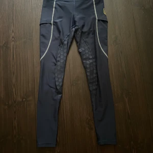 Maya delorez ridbyxor Cindy - Fina marinblå ridtights från det populära märket Maya Delorez. Har slutat med ridning så därför säljer jag dessa fina tights. De är väl använda men har mycket kvar att ge. De har 2 stora fickor. Helskoning. Detta är dom skönaste ridtightsen jag haft!🤩🤩 Nypris 899kr Färgen Cindy. Antal defekter förekommer Pm vid yttligare frågor     #ridleggins #ridtights #häst #rid #ridbyxor #mayadelorez #hästsport #ridtilbehör #tights #träningstights #marinblå