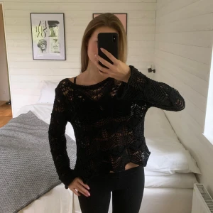 Svart virkad tröja från Zara - Svart långärmad tröja från Zara med snyggt virkat mönster och lätt transparent look. Tröjan har rund hals och lite utsvängda ärmar. Passar dig som vill sticka ut med en unik stil. Säljer då den inte kommer till användning! 💋om du undrar över något så fråga bara. 