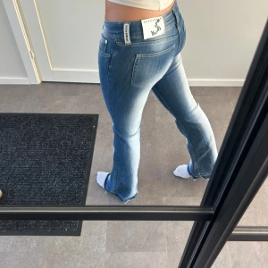 Blå bootcut jeans från Gina Tricot - Snygga ljusblå bootcut jeans från Cheap Monday. Jeansen har låg midja och är i bra skick.