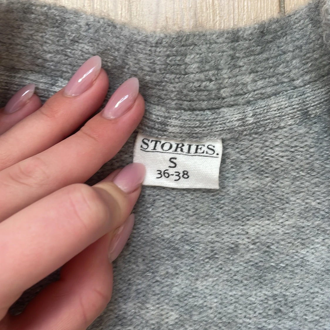 Grå kofta från Stories med knappar - 1